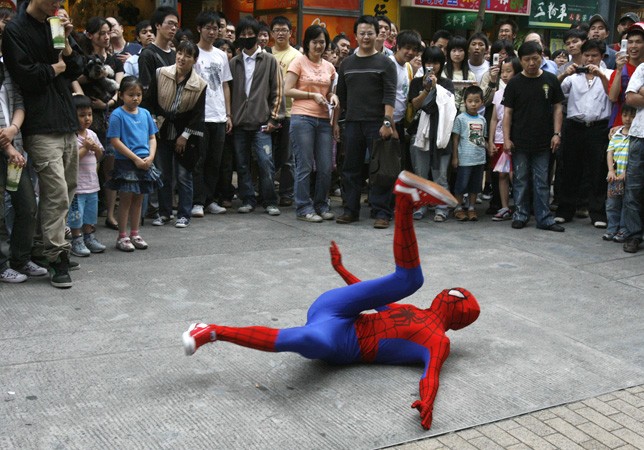 http://www.blogdehumor.com/wp-content/2010/11/spiderman_haciendo_breakdance.jpg